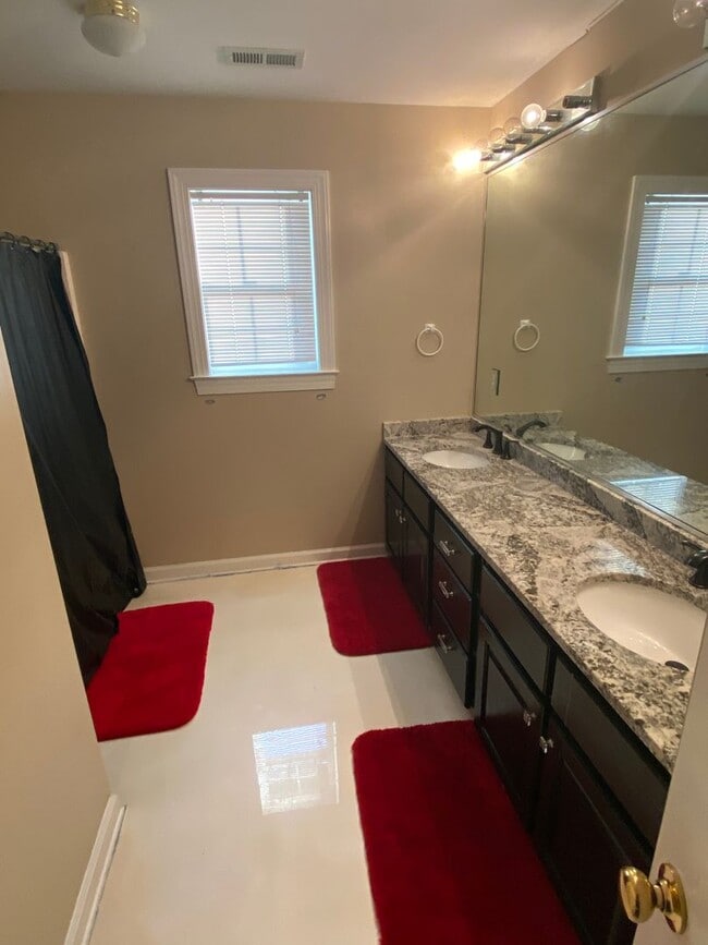 Building Photo - Beautiful Brick Home for Rent – Spacious, Bright & Welcoming