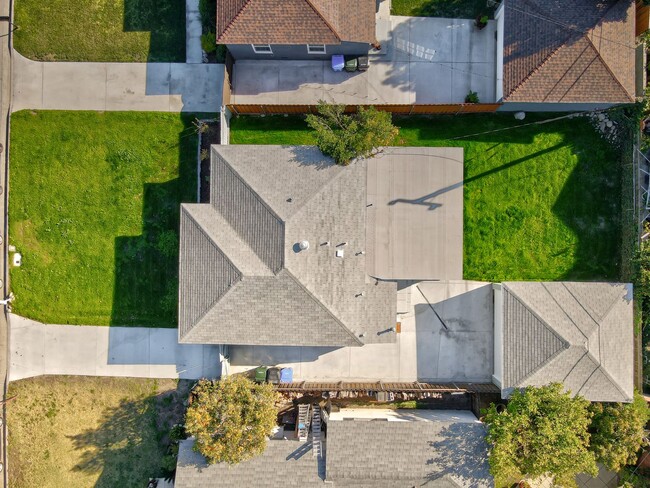 Building Photo - Single Family Home in Quiet Neighborhood.