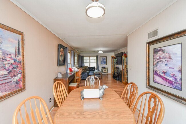 Building Photo - Spacious Central Sioux Falls Home with Ent...