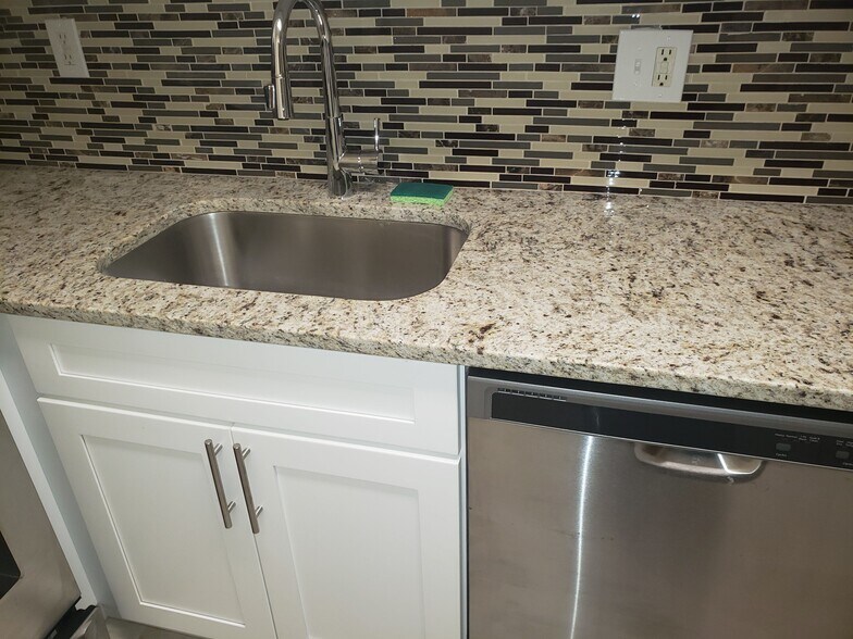 Kitchen - 1115 Thomas Rd