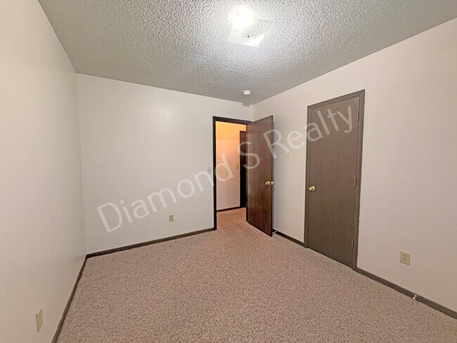Building Photo - Charming 3 Bedroom Unit Available!