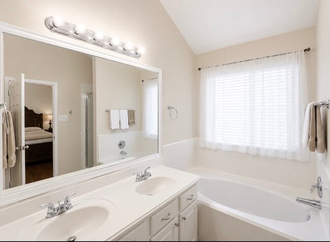 Building Photo - 1318 Colonial Manor Dr
