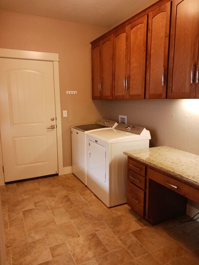 Building Photo - Charming 2 Bedroom, 2 Bathroom Cottage in Central Point