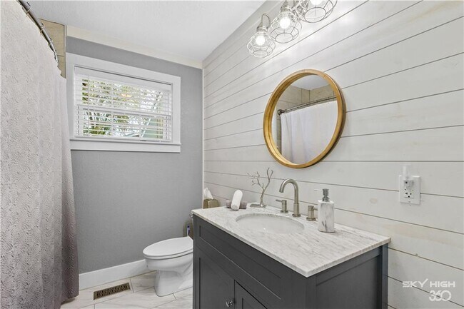 Building Photo - 1305 SE Benton St