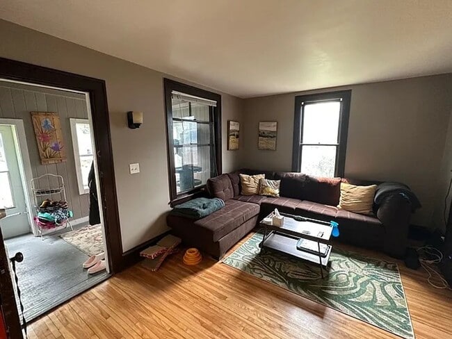 Building Photo - Charming 3 Bedroom with Sundeck!!!