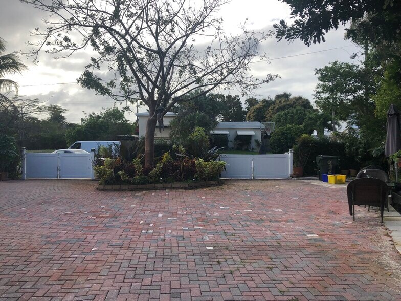 yard - 1400 NE 4th Ave