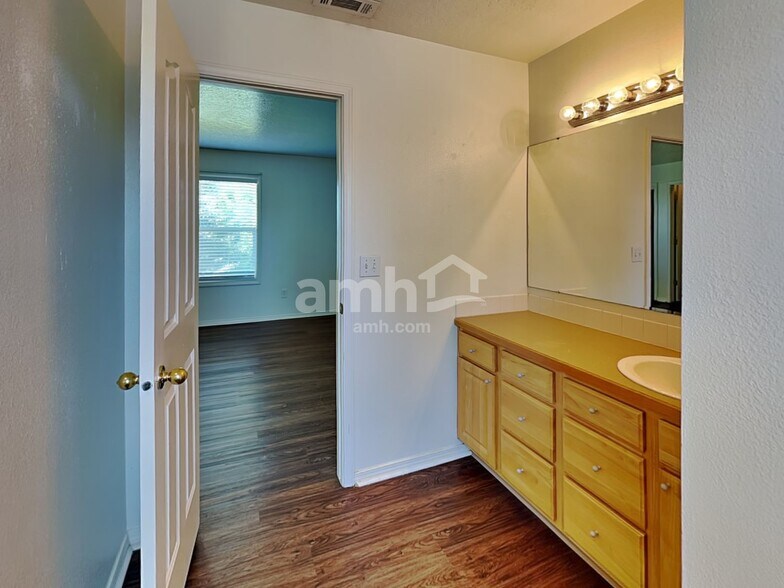 Building Photo - 1285 N Meadowhills Ave