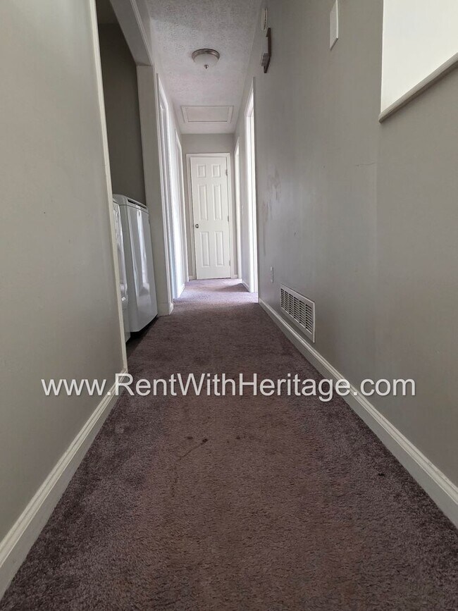 Building Photo - Georgous 3 Bedroom, 2 Bath home with lots of upgrades