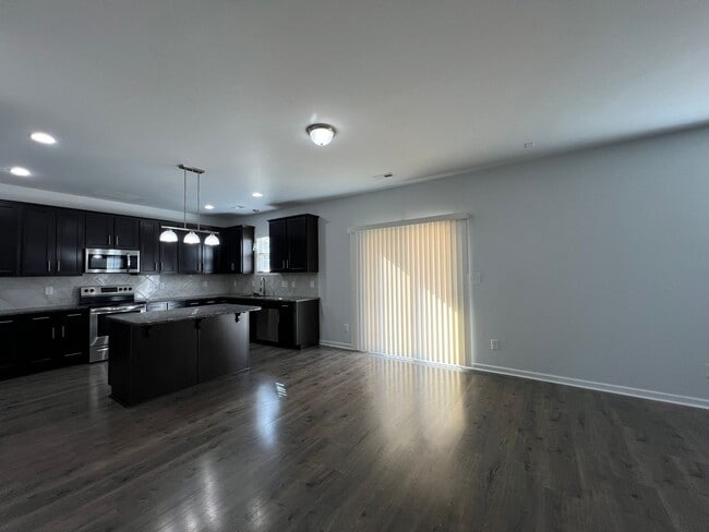 Building Photo - Beautiful 4 Bed 2.5 Bath Raeford Home with Fenced Yard