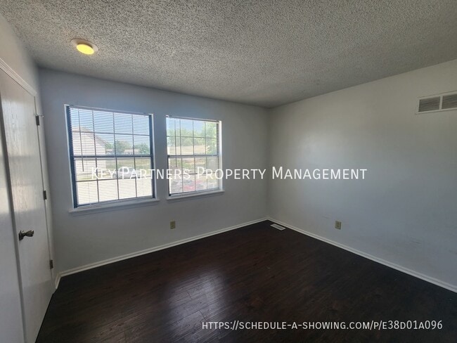 Building Photo - 1719 SW Parkridge Dr