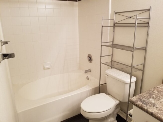 Building Photo - DEPOSIT FREE PROGRAM!! Beautiful 1 Bed Roo...