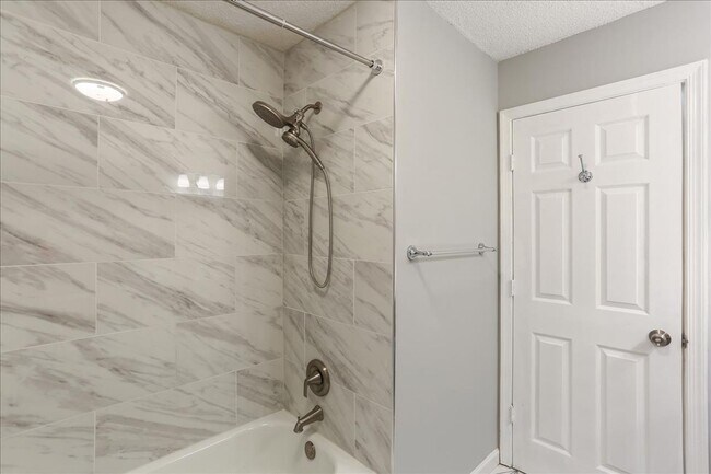 Building Photo - Great 3+2+ Loft in Germantown!