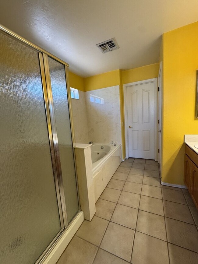 Building Photo - Beautiful 4 bedroom home in the neighborhood of Canyon De Flores!