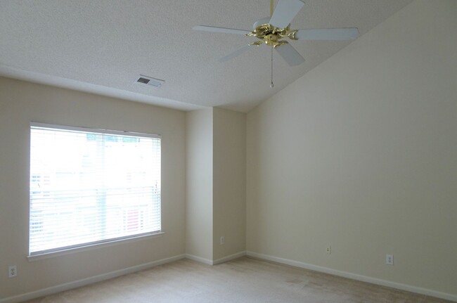 Building Photo - 2 Bedroom 2 bath rental in Bristol Commons...