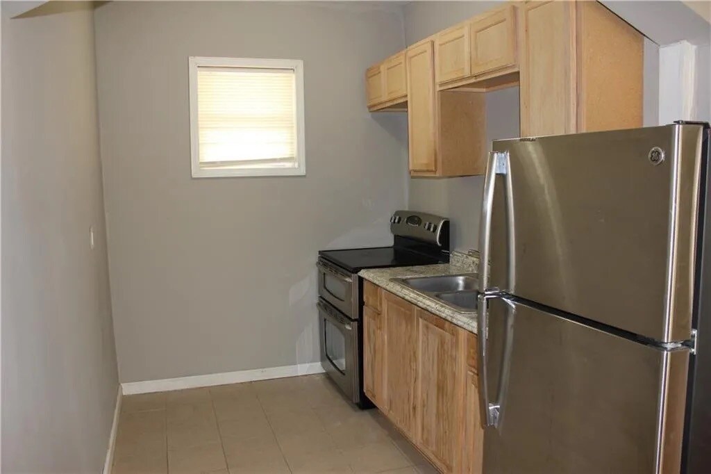Building Photo - 302 N Oakley Ave