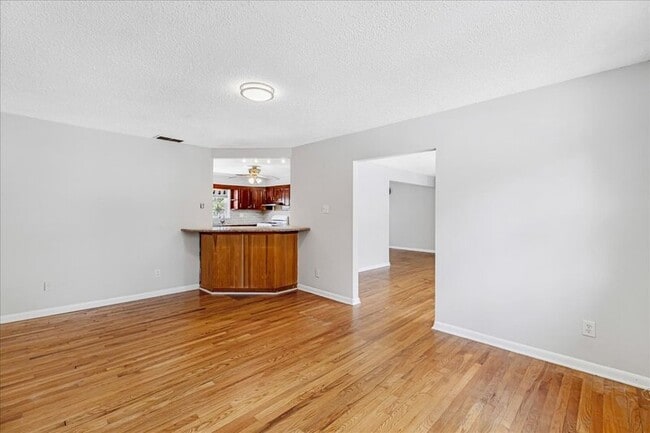 Building Photo - 2127 Oak Ave
