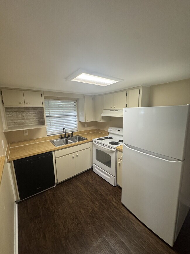 Building Photo - "Charming 1-Bedroom Retreat with Full Bath...