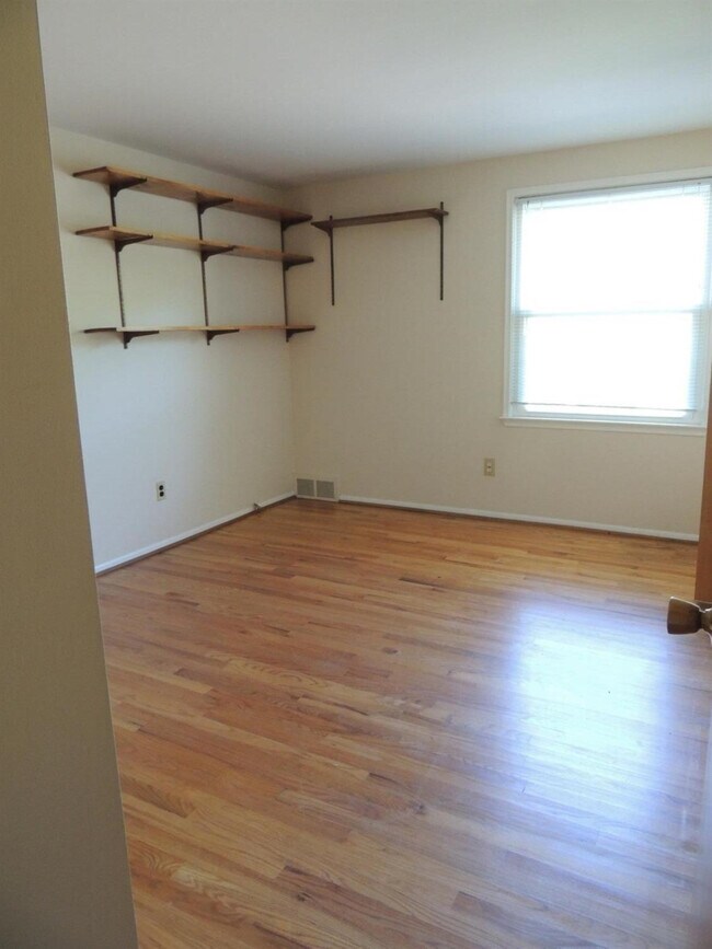 Building Photo - 2098 Yorktown Dr