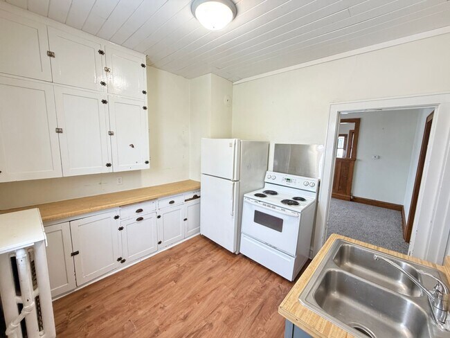 Building Photo - 2 Bedroom w/ Garage Option - AVAILABLE APRIL 24TH!