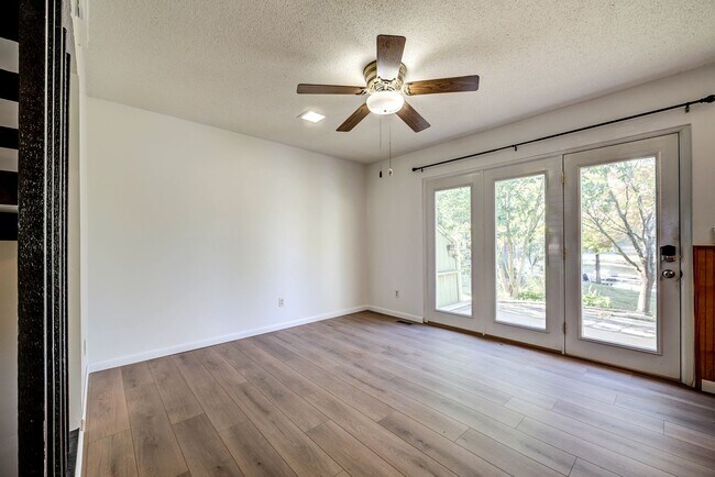 Building Photo - Live the Lake Lifestyle! 3-bedroom, 1.5-bath Condo