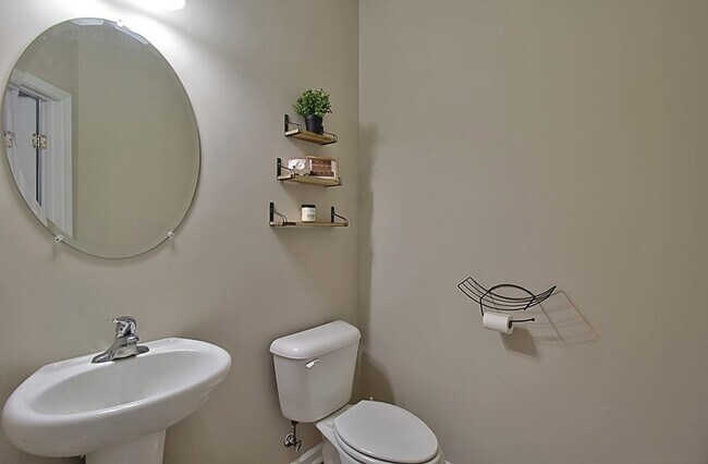 Building Photo - 1303 Windrow Dr