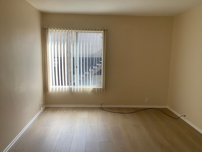 Building Photo - 1 Bedroom 1 Bath First Floor Condo in Paci...