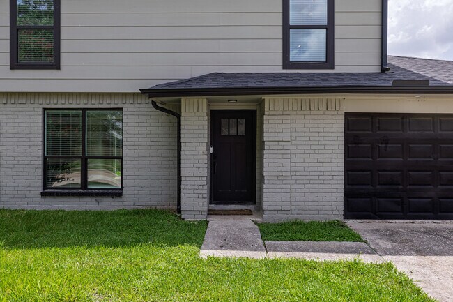 Building Photo - 12223 Kingslake Forest Dr