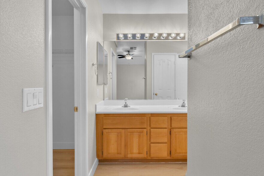 Building Photo - 1568 Lamplight Village Ln