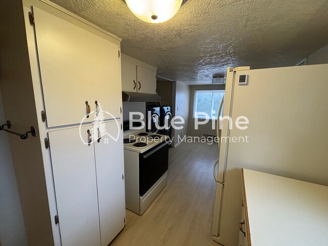 Building Photo - 660 1/2 Park Lane