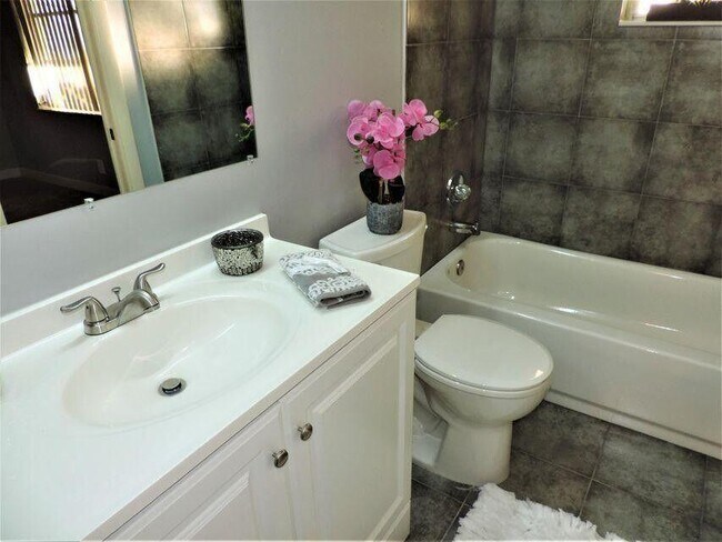 Building Photo - 1310 SW 18th Ct