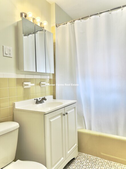 Building Photo - 402A Highland Ave