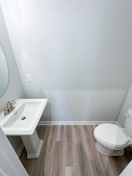 Building Photo - 495 Crown Dr