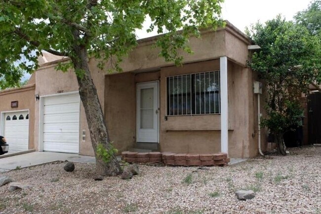 Building Photo - Coming Soon! Quaint Townhouse Located In T...