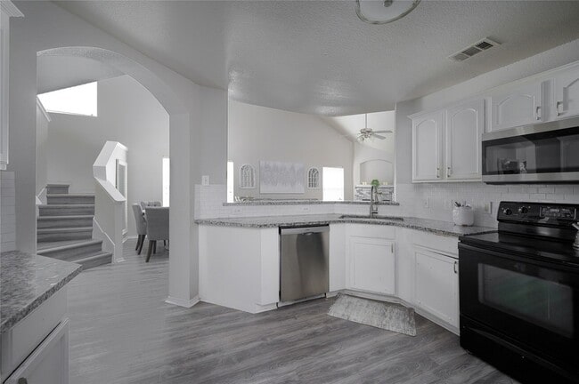 Primary Photo - 1001 Acacia Dr