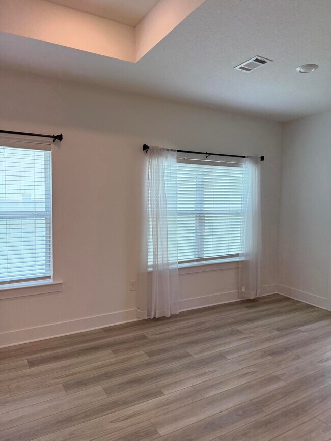 Building Photo - 210 Lyla Ln