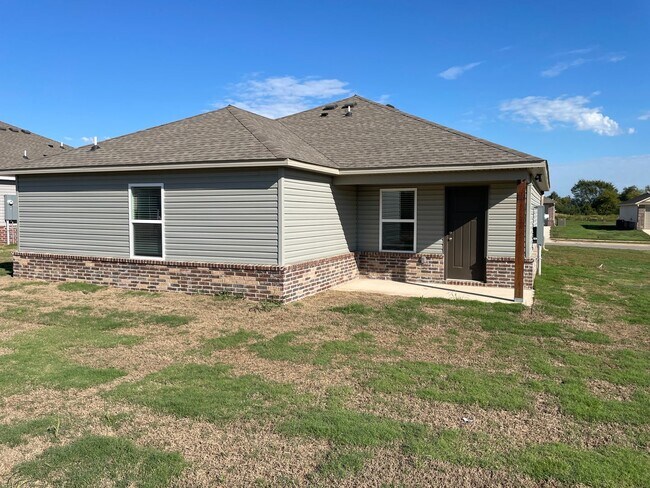 Building Photo - NEW Three Bedroom | Two Bath Home in Somerset