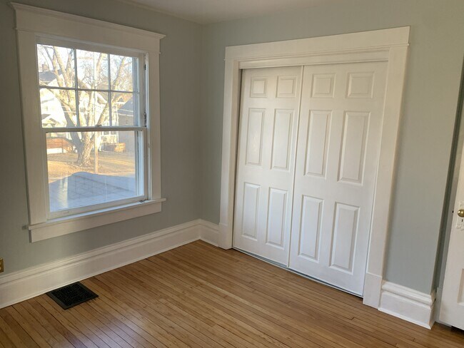 Building Photo - 628 37th St