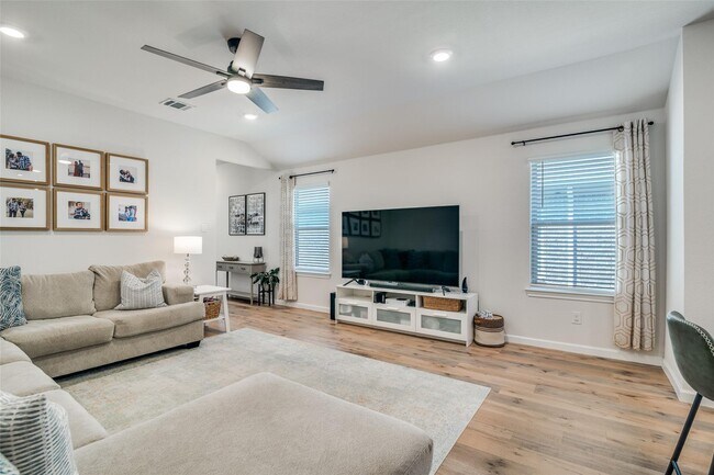 Building Photo - 911 Hay Loft Ln