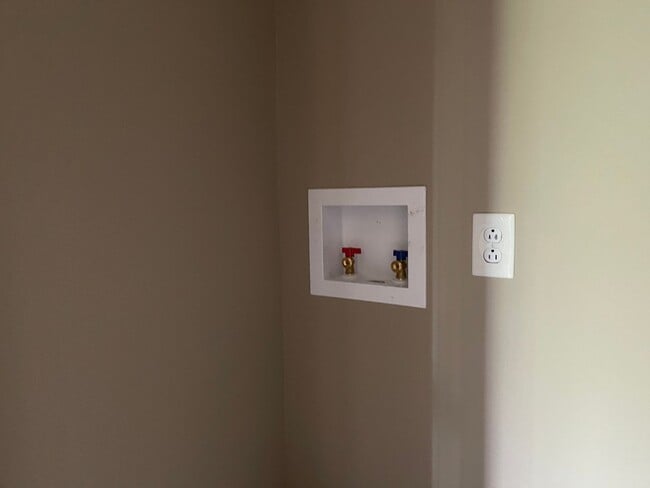 Building Photo - 2bd 1 ba Duplex in Hermitage