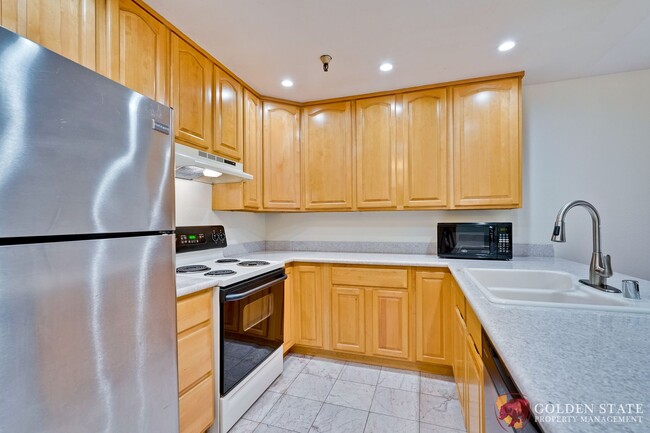 Building Photo - Beautiful Top Floor Condo in Prime Mountain View Location