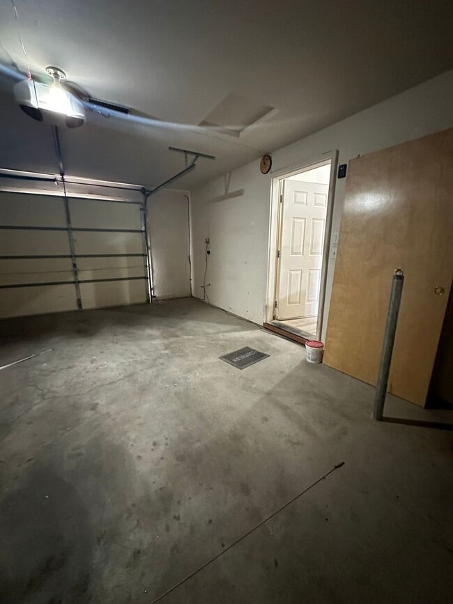 Building Photo - 2144 SW Reindeer Ave