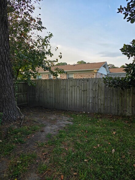 Building Photo - 1317 Roosevelt Blvd