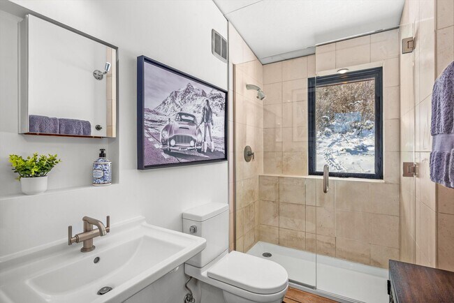 Building Photo - 2700 Juniper Hill Rd