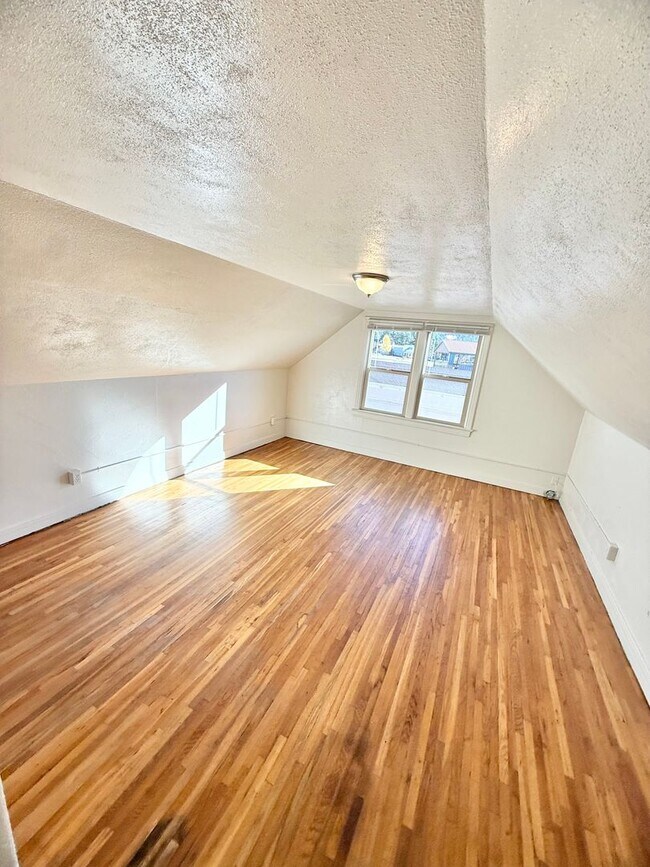 Building Photo - Move in ready home on S Park