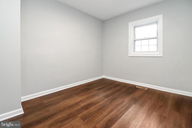 Building Photo - 6621 Hallwood Ave