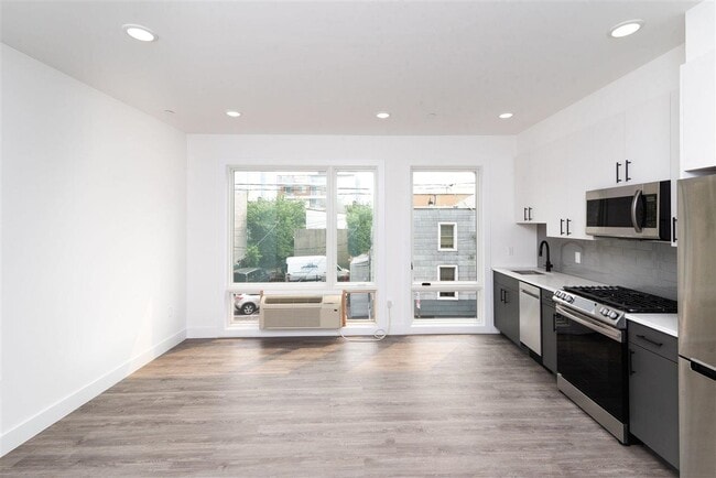 Building Photo - 396 Summit Ave