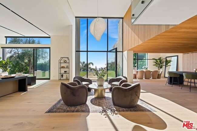 Building Photo - 2501 Banyan Dr