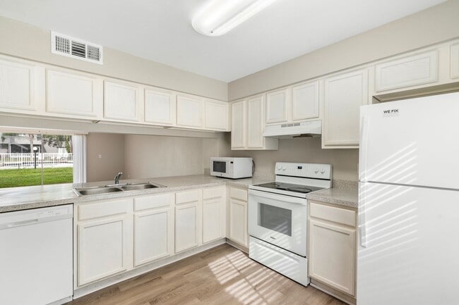 Building Photo - Beautiful Temple Terrace Townhome!
