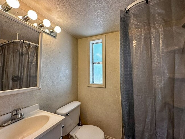 Building Photo - 5 Bedrooms and 3 Bathrooms!