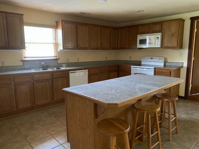Building Photo - 3 Bedroom 1 Bathroom home. Available NOW!